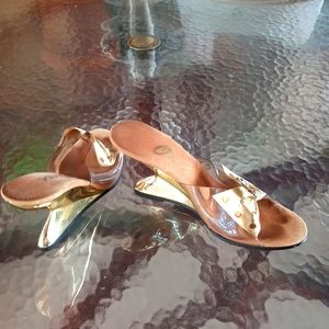 Shoes size 8 Gold Onex brand